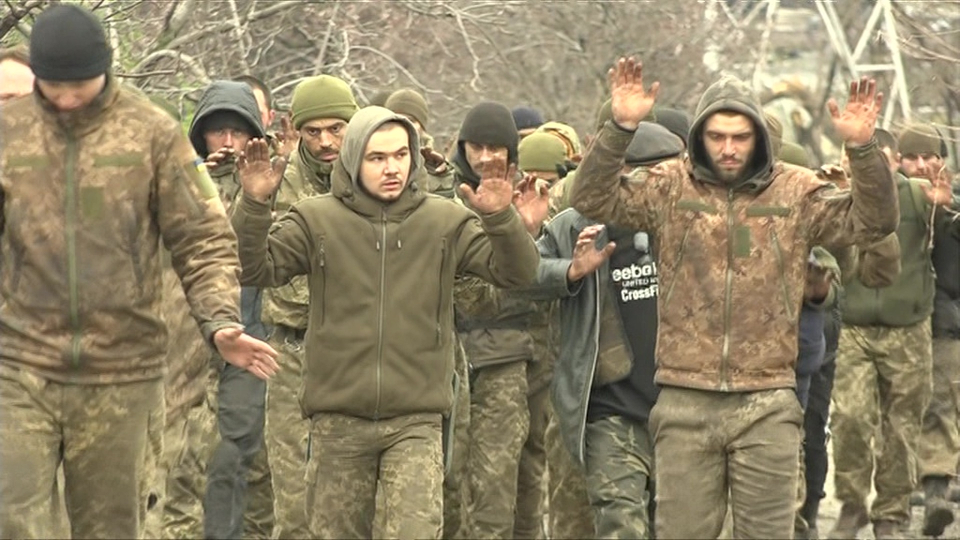 Украинские солдаты видео. Украинские военные в плену. Украинские военные сдаются в плен.